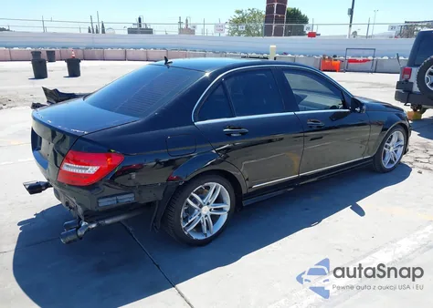 2013 Mercedes-Benz C 250 Sport z USA, uszkodzony, nr VIN WDDGF4HB2DA785217